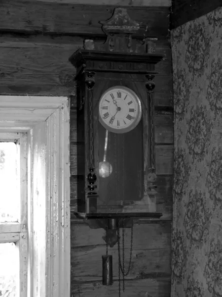 Ahşap evin duvarına çok eski saat