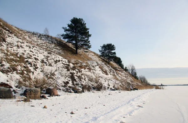 donmuş göl kıyısında Hill