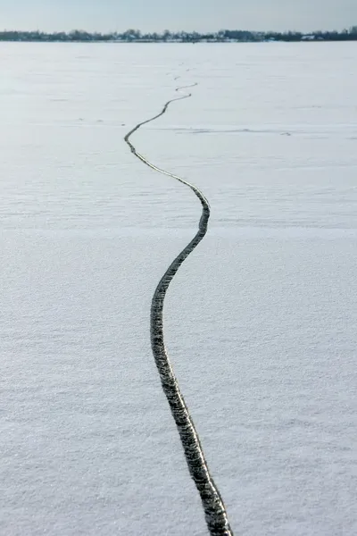 Большая трещина на замёрзшем озере Лицензионные Стоковые Изображения