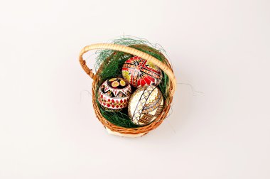 sepet içinde boyalı Paskalya yumurtaları