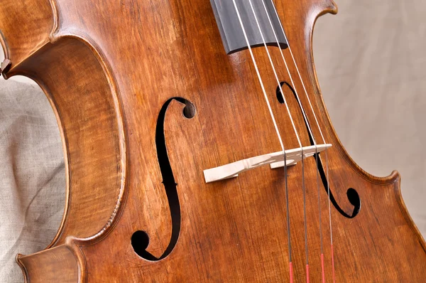 Details van een cello op beige achtergrond — Stockfoto