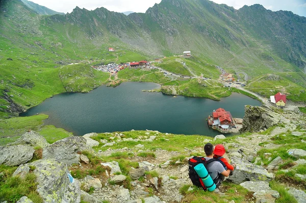 Amantes de la naturaleza de Balea Lac, Montañas Fagaras, Rumania en el verano — Foto de Stock