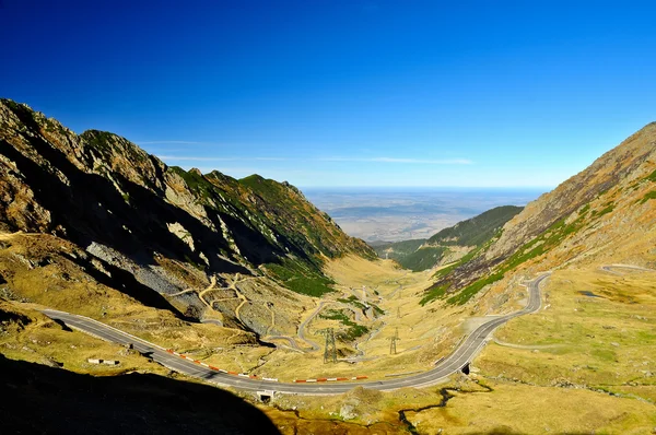 Camino de montaña en un hermoso día, Cárpatos rumanos, Transfagarasan — Foto de Stock