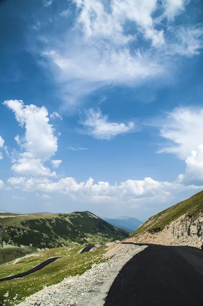 Transalpina Mountain Road em um belo dia de verão, Romênia, Europa — Fotografia de Stock