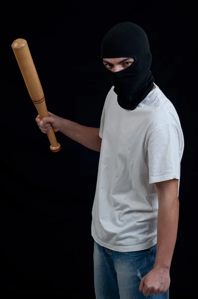 야구 방망이 들고 공격을 준비 하는 마스크 쓴된 사람 — 스톡 사진