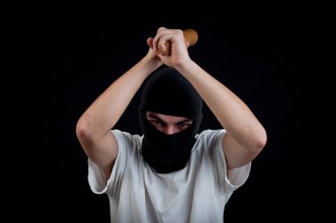 Maskeli adam amaç ve sopa ile saldırı