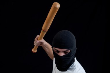 Maskeli adam amaç ve sopa ile saldırı