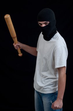 Maskeli adam beysbol sopası ile saldırıya hazırlanıyor