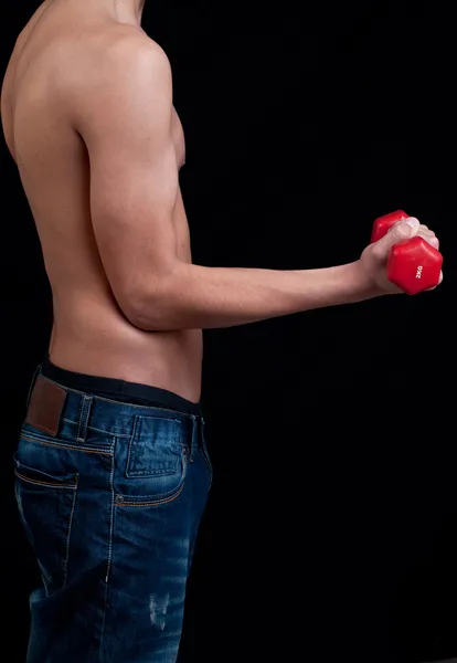 Jonge man uit te oefenen met rode dumbbell passen — Stockfoto