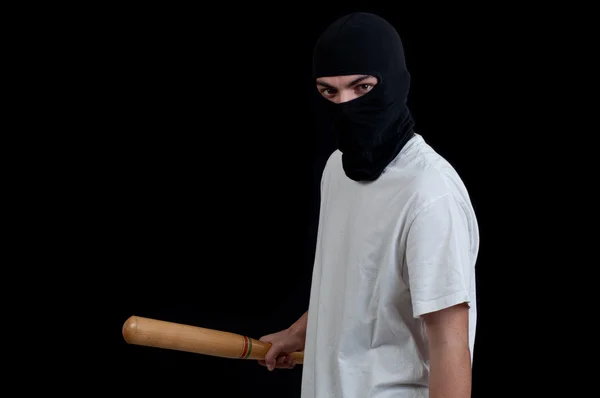 Maskovaný muž připravuje na útok s baseballovou pálkou — Stock fotografie