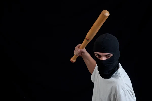 Maskerad man förbereder sig för att attackera med basebollträ — Stockfoto