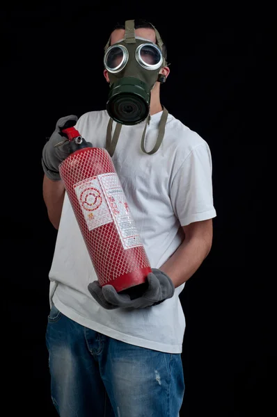 Mladý muž s hasicí přístroj a plynovou masku — Stock fotografie