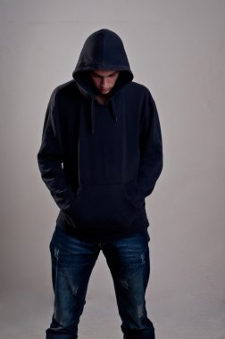 genç kızla kirli gri duvara bakarak hoodie