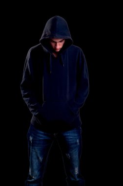 genç siyah arka plan üzerinde seyir hoodie ile