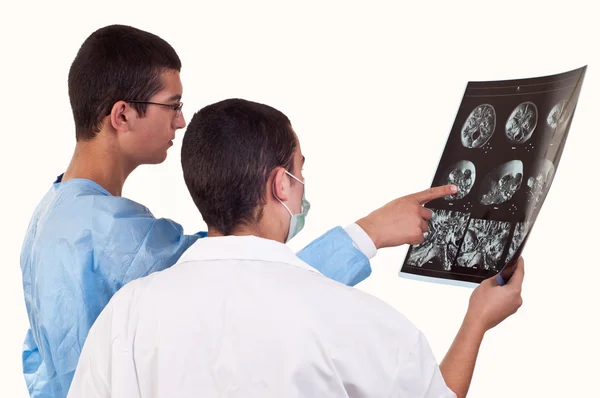 Retrato de dois médicos examinando uma tomografia — Fotografia de Stock