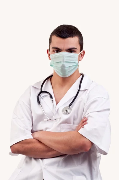 Porträt eines jungen Arztes mit Maske und Stethoskop — Stockfoto