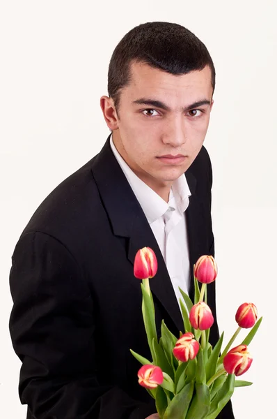 Jeune homme offrant des fleurs de tulipes — Photo
