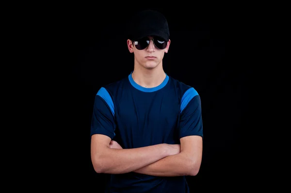 Schöner junger Mann mit Mütze und Sonnenbrille — Stockfoto