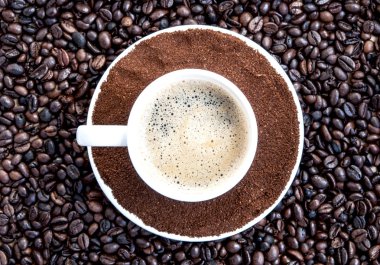 Kahve fincanı ve fasulye