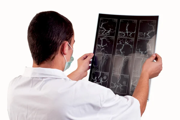 Médico mirando la tomografía computarizada tomografía computarizada imagen — Foto de Stock