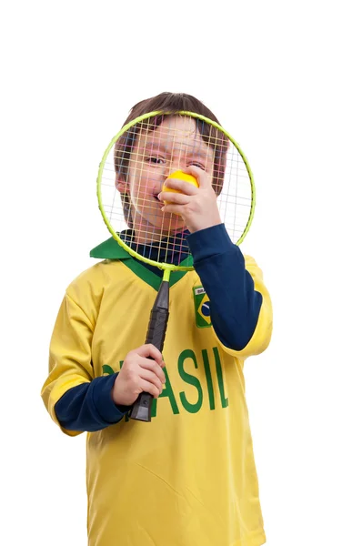 Joyeux petit garçon avec une raquette de tennis et une balle — Photo