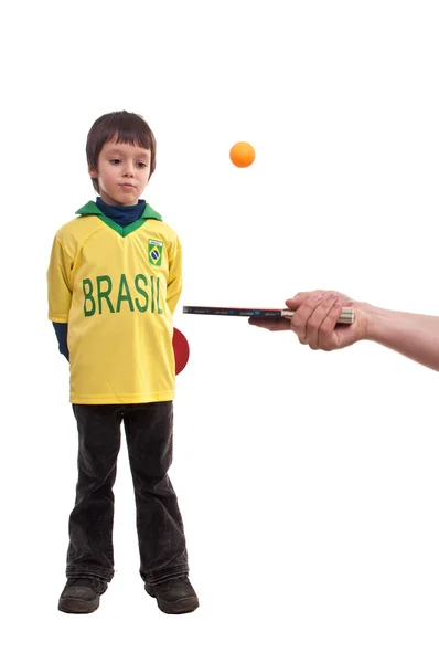 Menino aprendendo a jogar tênis de mesa de seu pai — Fotografia de Stock