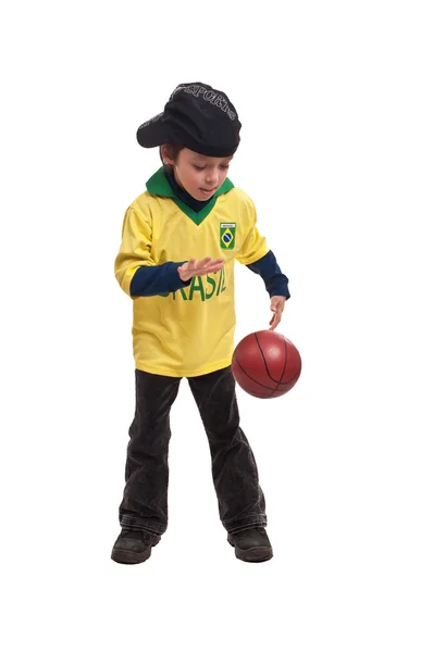 Menino brincando com uma pequena bola de basquete em um fundo branco — Fotografia de Stock