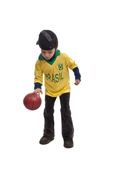 Niño jugando con una pequeña pelota de baloncesto sobre un fondo blanco — Foto de Stock