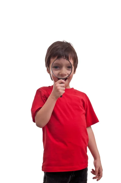Liten pojke leker med förstoringsglas på vit bakgrund — Stockfoto