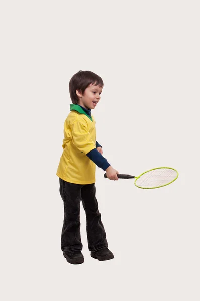 Petit garçon jouant avec raquet de tennis — Photo
