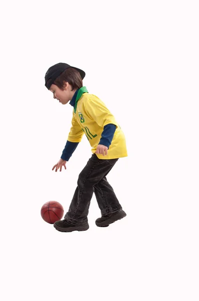 Ung pojke spelar basket — Stockfoto