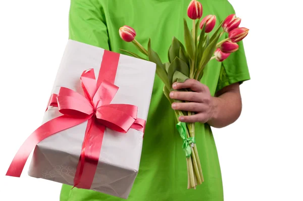 Caja de regalo y tulipanes frescos en la mano del hombre — Foto de Stock