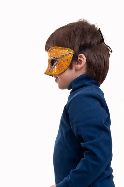 Kleine jongen dragen van een gouden carnaval masker, doen alsof ze een superheld — Stockfoto
