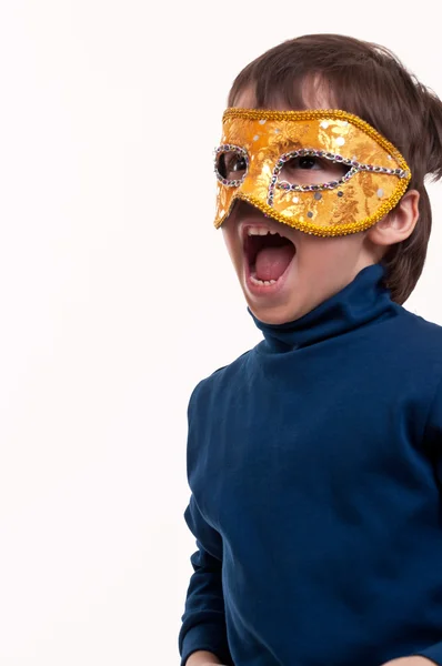 Liten pojke bär en guld carnival mask, låtsas vara en superhjälte — Stockfoto