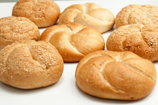 Detailní záběr rohlíky chleba s Sezamová semínka z trouby — Stock fotografie