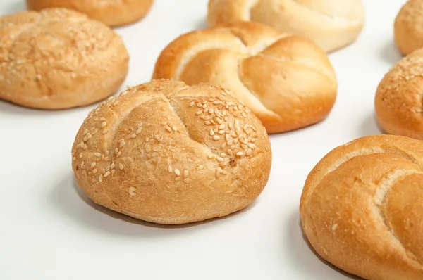 Detailní záběr rohlíky chleba s Sezamová semínka z trouby — Stock fotografie
