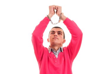 adam kelepçeli, pişmanlık ve vicdan azabı ile ellerine bakarak