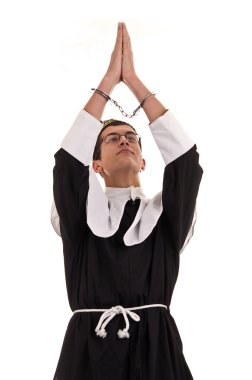 Rahibe için eğlenceli, komik religiou insanIar kelepçe ile genç adam