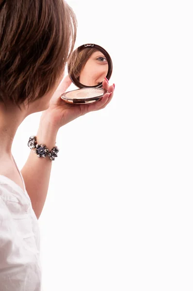 Reflet visage de belle jeune femme dans le miroir — Photo