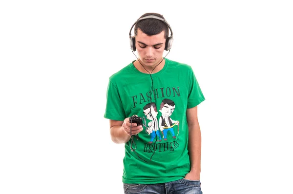 Casual joven escuchar música con auriculares conectados en sm —  Fotos de Stock