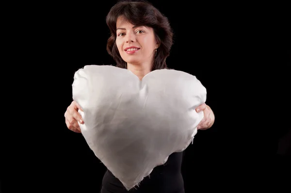 Una bella giovane donna con un cuore bianco in mano — Foto Stock