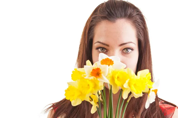 Visage d'une belle jeune femme timide et introvertie cachant behin — Photo