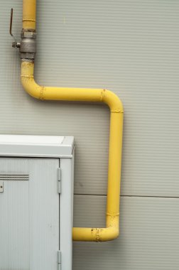 Sarı boru ve gaz metre gri duvar