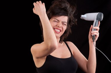 çekici neşeli kadın darbeler saç kurutma, ove Kuru