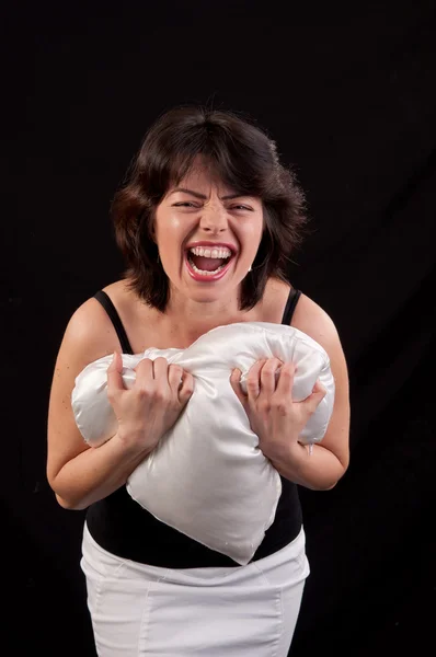 Ganska ung kvinna arg skrika och försöka bryta en hjärtformad p — Stockfoto