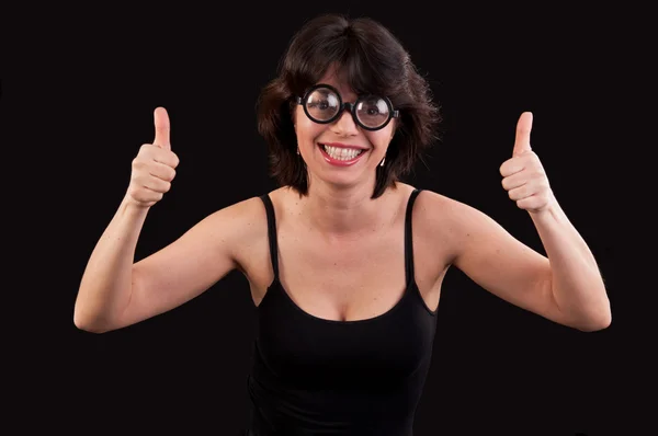 Retrato de una joven geek con pulgares dobles hacia arriba — Foto de Stock