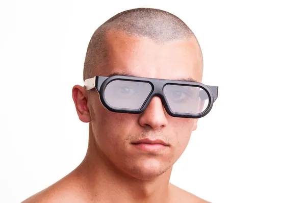 一个秃头的年轻人，在白色背景去戴 3d 眼镜的肖像 — 图库照片
