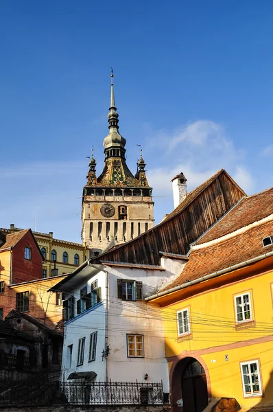 Città medievale di Sighisoara con Torre dell'Orologio, in una calda estate m — Foto Stock