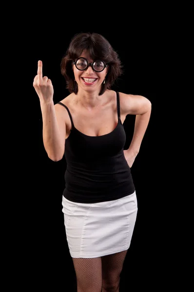 Geeky junge Frau macht obszöne Handgeste, indem sie Mitte zeigt — Stockfoto