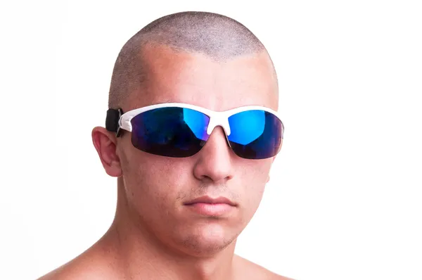 Careca cara vestindo moda óculos de sol posando contra um branco backg — Fotografia de Stock